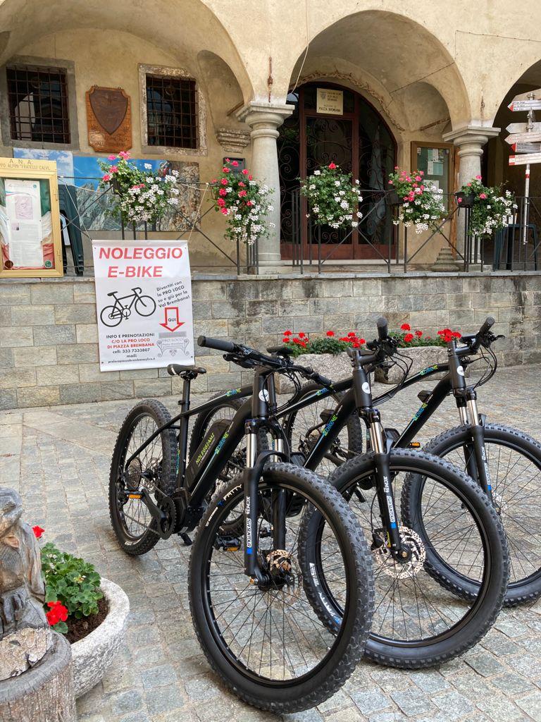 Prenota la tua E-bike presso la ProLoco di Piazza Brembana chiamando il 3337333807 e vivi la tua estate con divertimento! Tour in montagna, lungo la ciclabile, la Val Brembana ti aspetta, scopri anche gli angoli più nascosti senza fatica! 